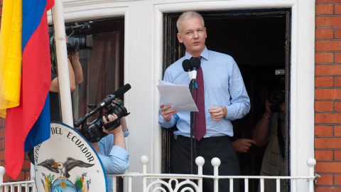 Assange, en una de sus primera apariciones desde el balcón de la embajada ecuatoriana en Londres. Agosto de 2012. - WILL OLIVER / AFP