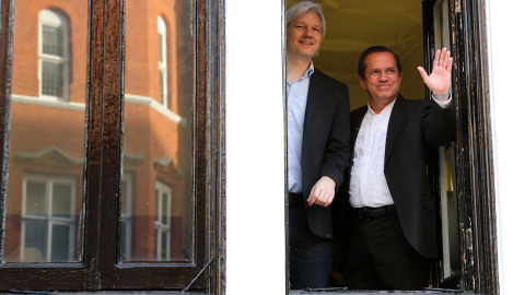 El fundador de Wikileaks, junto a Ricardo Patiño, entonces ministro de Exteriores de Ecuador, el 16 de junio de 2013. - ANDREW COWIE / AFP