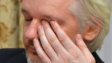 Assange, durante una conferencia de prensa en el interior de la embajada ecuatoriana en la capital británica, en agosto de 2014. - JOHN STILLWELL / AFP