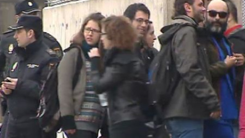 Comienza el juicio contra los acusados de asediar el Parlamento catalán Comienza el juicio contra los acusados de asediar el Parlamento catalán