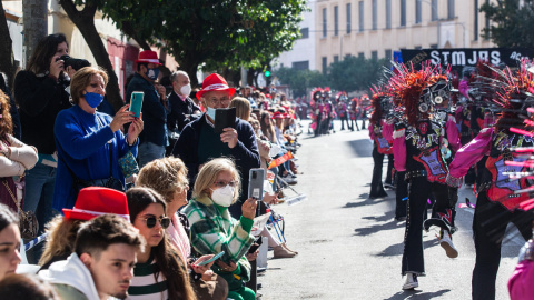 Varias personas fotografían una comparsa en el Carnaval de Badajoz, a 27 de febrero de 2022, en Badajoz, Extremadura (España). - EUROPA PRESS Varias personas fotografían una comparsa en el Carnaval de Badajoz, a 27 de febrero de 2022, en Badajoz, Extremadura (España). - EUROPA PRESS