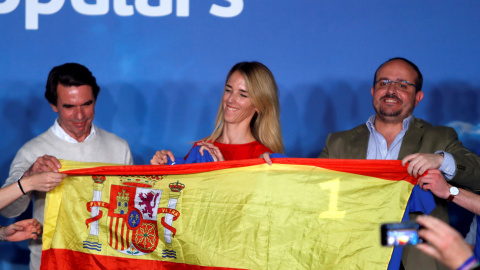 12/04/2019 - El expresidente del Gobierno José María Aznar (i), al finalizar el acto de campaña del PP, acompañando a la número uno al Congreso por Barcelona, Cayetana Álvarez de Toledo (c), y el presidente del PPC, Alejandro Fernández (d). EFE/Ton