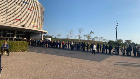 Larga cola para entrar al mitin de Pedro Sánchez en Castellón. / PÚBLICO