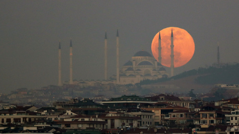 La superluna de nieve, la más brillante de los próximos siete años, tras la mezquita de Camlica, este martes en Estambul (Turquía) | EFE/Erdem Sahin