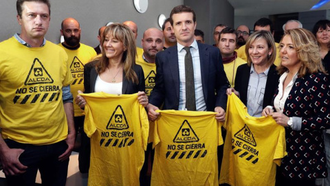 El líder del PP y candidato a la Presidencia del Gobierno, Pablo Casado, durante un encuentro con representantes del mundo empresarial, social y cultural asturiano. En la imagen con el comité de empresa de Alcoa en Asturias antes del acto. EFE