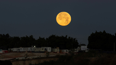 La superluna de nieve tiene hoy su momento más brillante de los próximos siete años, México. EFE/Francisco Guasco