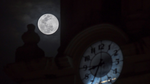 Vista general de la superluna, este martes desde la ciudad de Saltillo, en el estado de Coahuila, México | EFE/ Miguel Sierra
