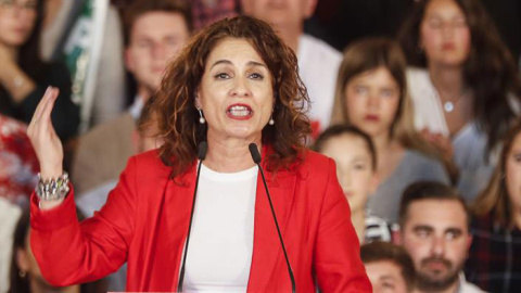 La ministra de Hacienda, María Jesús Montero, en el acto electoral del PP en Sevilla. (JOSÉ MANUEL VIDAL | EFE)
