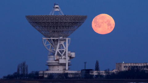 La luna de nieve al lado del radio telescopio RT-70 en el pueblo de Molochnoye, Crimea | REUTERS/ Alexey Pavlishak