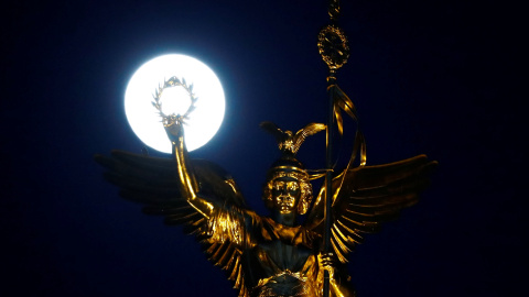 La luna de nieve junto a la Victoria dorada en la parte superior de la columna de la victoria en Berlín, Alemania | REUTERS/ Fabrizio Bensch