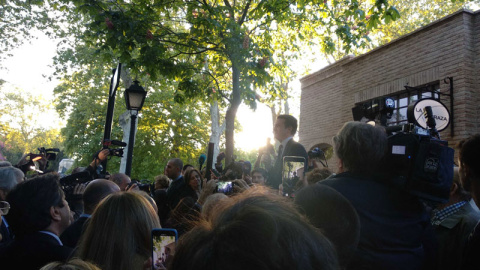 Pablo Casado se dirige a un grupo seguidores en el Parque del Retiro de Madrid. (M.M.J.)