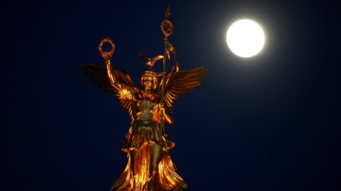 La luna de nieve junto a la Victoria dorada en la parte superior de la columna de la victoria en Berlín, Alemania | REUTERS/ Fabrizio Bensch