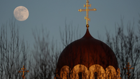 La luna de nieve se levanta sobre una iglesia ortodoxa en Minsk, Bielorrusia | REUTERS/ Vasily Fedosenko