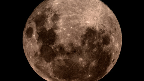 La superluna se eleva sobre el Río de la Plata visto desde Buenos Aires | AFP/ Alejandro Pagni