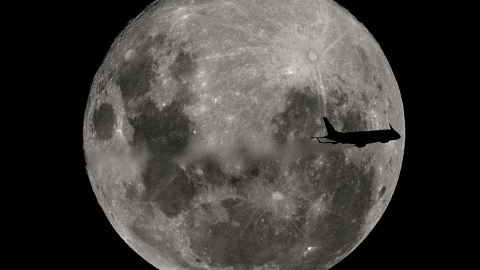 Un avión en un vuelo regular desde Buenos Aires a la ciudad argentina de Bahía Blanca, pasa frente a la superluna | AFP/ Alejandro Pagni