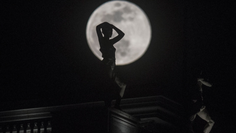 La luna de nieve se levanta detrás de una escultura en Skopje, Macedonia del Norte | AFP/ Robert Atanasovski