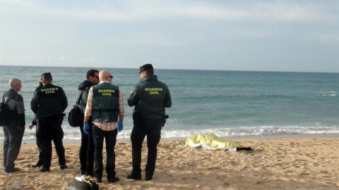 Agentes de la Guardia Civil junto al cadáver hallado este viernes en las inmediaciones de la playa del Faro de Trafalgar (Cádiz) que eleva a 20 el número de víctimas mortales del naufragio de la patera ocurrido el pasado 5 de noviembre en la playa gad Agentes de la Guardia Civil junto al cadáver hallado este viernes en las inmediaciones de la playa del Faro de Trafalgar (Cádiz) que eleva a 20 el número de víctimas mortales del naufragio de la patera ocurrido el pasado 5 de noviembre en la playa gad