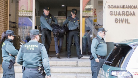 Agentes de la Guardia Civil trasladan a Bernardo Montoya. Agentes de la Guardia Civil trasladan a Bernardo Montoya.
