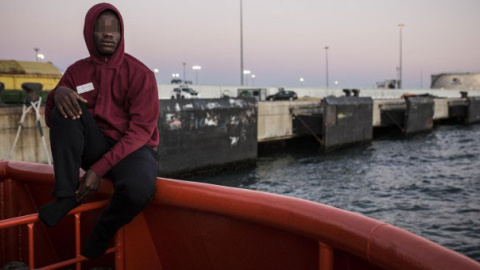 Abdoul Kalash, de 15 años y originario de Guinea Conakry, observa Algeciras desde el puerto, donde pasó durmiendo tres días seguidos tras ser rescatado en el Estrecho de Gibraltar cuando viajaba en una patera en julio de 2018. JAIRO VARGAS Abdoul Kalash, de 15 años y originario de Guinea Conakry, observa Algeciras desde el puerto, donde pasó durmiendo tres días seguidos tras ser rescatado en el Estrecho de Gibraltar cuando viajaba en una patera en julio de 2018. JAIRO VARGAS