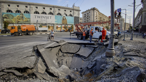 Estado de una calle de Járkov tras un bombardeo, a 27 de agosto de 2022. Estado de una calle de Járkov tras un bombardeo, a 27 de agosto de 2022.