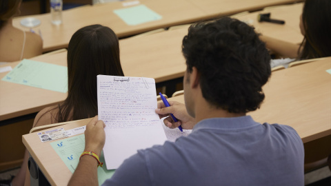 Un estudiante repasa los apuntes durante el primer día de la convocatoria extraordinaria de la Prueba de Evaluación de Bachillerato para el Acceso y la Admisión en la Universidad en la Facultad de Física, a 12 de julio de 2022 en Sevilla. Un estudiante repasa los apuntes durante el primer día de la convocatoria extraordinaria de la Prueba de Evaluación de Bachillerato para el Acceso y la Admisión en la Universidad en la Facultad de Física, a 12 de julio de 2022 en Sevilla.
