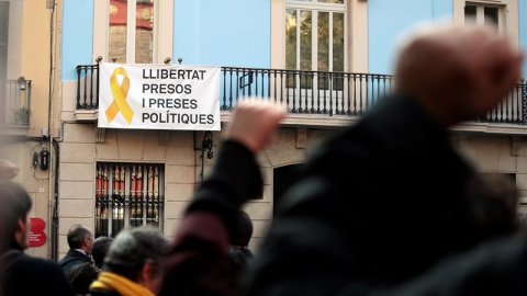 Cartel de "llibertat presos i preses politiques" en Barcelona. EFE/MARTA PÉREZ