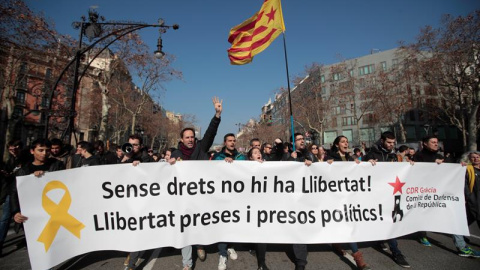 Grupos de personas están realizando cortes intermitentes de tráfico en las principales arterias de Barcelona. EFE/MARTA PÉREZ