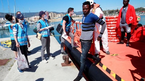 Llegada al puerto de Algeciras (Cádiz) de los ocho inmigrantes que Salvamento Marítimo ha rescatado este domingo de una patera que navegaba por el Estrecho con rumbo a la costa española. EFE/A.Carrasco Ragel. Llegada al puerto de Algeciras (Cádiz) de los ocho inmigrantes que Salvamento Marítimo ha rescatado este domingo de una patera que navegaba por el Estrecho con rumbo a la costa española. EFE/A.Carrasco Ragel.