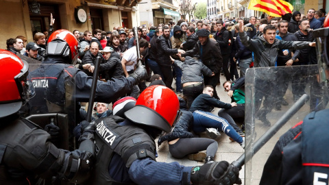 14/04/2019 - La Ertzaintza ha tenido que cargar contra los manifestantes para proteger a Albert Rivera en Errenteria (Gipuzkoa). / EFE - Javier Etxezarreta