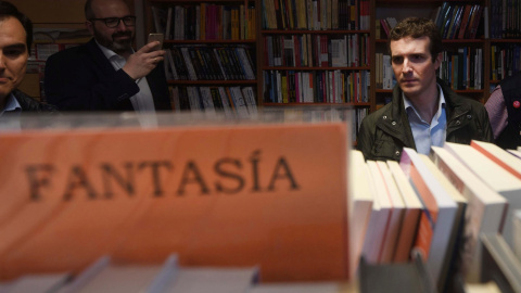 El presidente del PP, Pablo Casado, visita una librería durante un paseo electoral. RAFA ALCAIDE/EFE El presidente del PP, Pablo Casado, visita una librería durante un paseo electoral. RAFA ALCAIDE/EFE