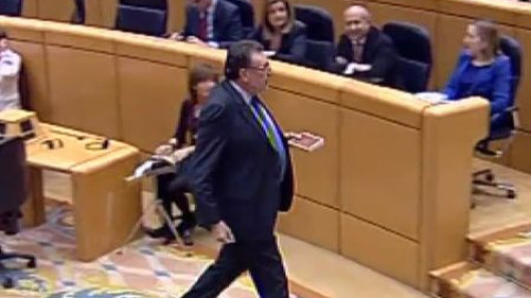 Un senador de CiU regala un libro a Rajoy durante la sesión de control Un senador de CiU regala un libro a Rajoy durante la sesión de control