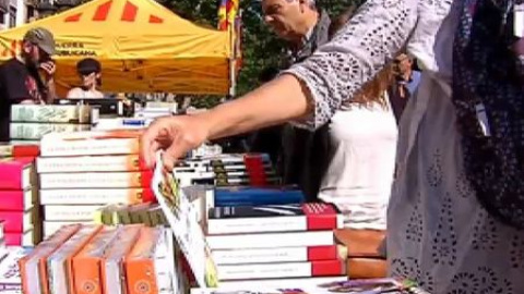 Rosas y libros llenan las calles de Barcelona Rosas y libros llenan las calles de Barcelona