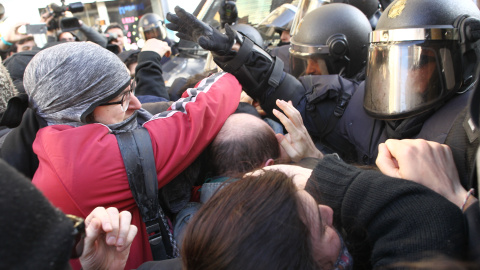 Cargas policiales de los agentes antidisturibios de la Policía Nacional en las inmediaciones de la calle Argumosa de Madrid. Eduardo Parra Europa Press