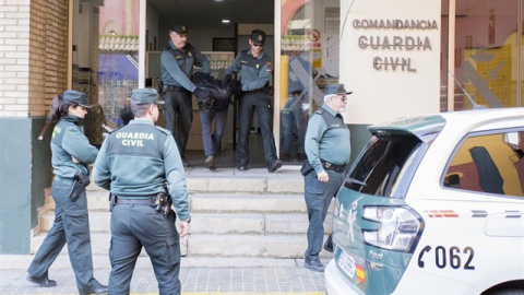 La Guardia Civil traslada a Bernardo Montoya, asesino confeso de Laura Luelmo. - A. PÉREZ (EUROPA PRESS) La Guardia Civil traslada a Bernardo Montoya, asesino confeso de Laura Luelmo. - A. PÉREZ (EUROPA PRESS)