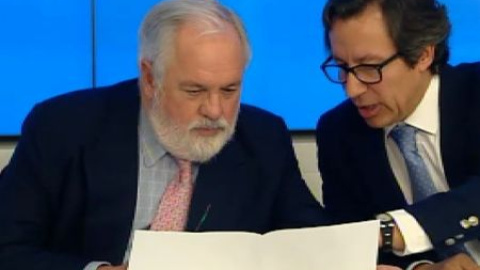 Arias Cañete se aferra a su cartera Arias Cañete se aferra a su cartera