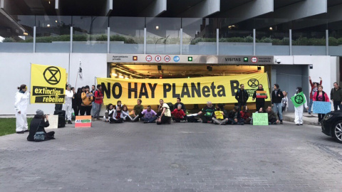 Extinction Rebellion bloquea el acceso a Repsol para visibilizar la emergencia climática. Extinction Rebellion Extinction Rebellion bloquea el acceso a Repsol para visibilizar la emergencia climática. Extinction Rebellion