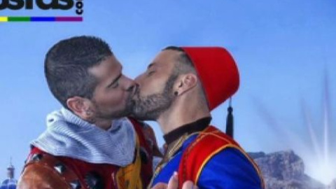 Un beso desata la polémica en Alcoy Un beso desata la polémica en Alcoy