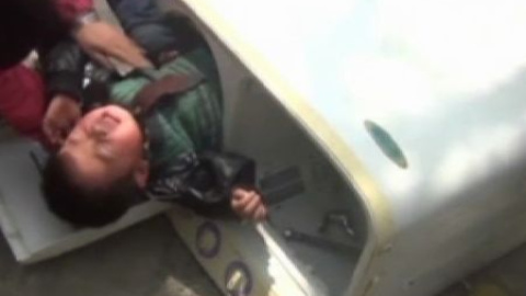 Un niño queda atrapado en una lavadora, en China Un niño queda atrapado en una lavadora, en China