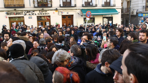 Activistas de la plataforma 'Stop Desahucios' se manifiestan en la calle Argumosa de Madrid. Eduardo Parra Europa Press