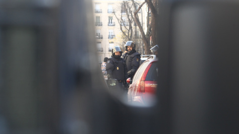 Agentes de la Policía Nacional en las inmediaciones. Eduardo Parra Europa Press