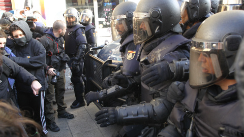 Tensión en las inmediaciones de la calle Argumosa de Madrid entre agentes antidisturbios. Eduardo Parra Europa Press