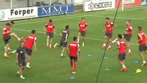 Los aficionados rojiblancos acompañan al Atlético durante el entrenamiento Los aficionados rojiblancos acompañan al Atlético durante el entrenamiento