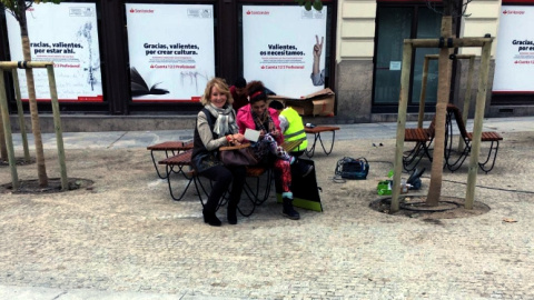 Esperanza Aguirre sentada en los nuevos bancos de la Gran Vía.- @JOSEMANUEL_CO Esperanza Aguirre sentada en los nuevos bancos de la Gran Vía.- @JOSEMANUEL_CO