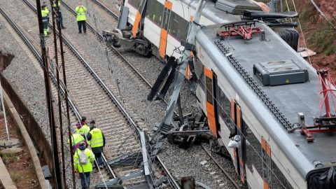 El tren ha descarrilado por un desprendimiento de tierras y rocas de un talud al paso del convoy  |  EFE
