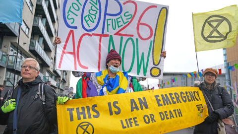 12 de noviembre de 2021, Reino Unido, Glasgow: Activistas por la justicia climática se manifiestan frente a las puertas de la Cop26 en el último día de la Conferencia de las Naciones Unidas sobre el Cambio Climático (COP26).- Andrew Milligan / Europa 12 de noviembre de 2021, Reino Unido, Glasgow: Activistas por la justicia climática se manifiestan frente a las puertas de la Cop26 en el último día de la Conferencia de las Naciones Unidas sobre el Cambio Climático (COP26).- Andrew Milligan / Europa