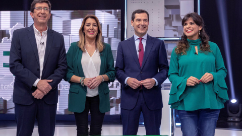 Los candidatos a la Presidencia de la Junta por el PSOE, Susana Díaz; el PP, Juanma Moreno (2d); Adelante Andalucía, Teresa Rodríguez (d), y Ciudadanos, Juan Marín (i), al comienzo del primer debate a cuatro de la campaña para las elecciones del 2 de Los candidatos a la Presidencia de la Junta por el PSOE, Susana Díaz; el PP, Juanma Moreno (2d); Adelante Andalucía, Teresa Rodríguez (d), y Ciudadanos, Juan Marín (i), al comienzo del primer debate a cuatro de la campaña para las elecciones del 2 de
