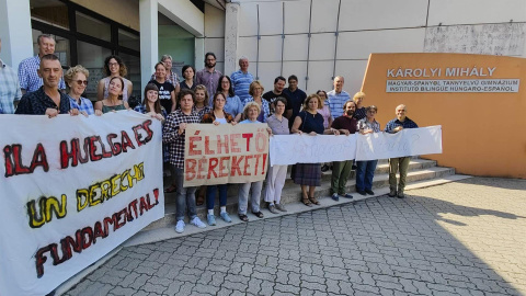 10/09/2022. Un grupo de docentes se manifiesta a las puertas un instituto por los bajos salarios y por las limitaciones al derecho a la huelga, a 10 de septiembre de 2022. 10/09/2022. Un grupo de docentes se manifiesta a las puertas un instituto por los bajos salarios y por las limitaciones al derecho a la huelga, a 10 de septiembre de 2022.