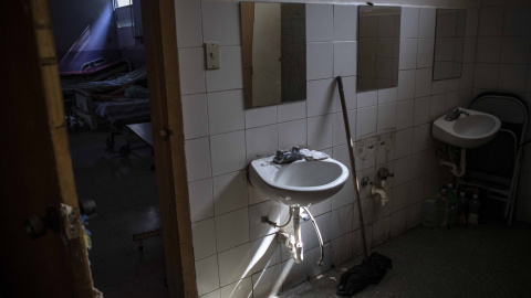 Los baños de una de las habitaciones del Hospital Oncológico Luis Razzeti de Caracas, Venezuela. -JAIRO VARGAS