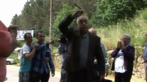 Dimite el cura escrachado Dimite el cura escrachado