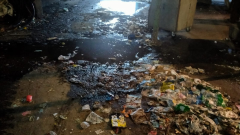 13/9/22 Basura, lodo y agua en la nave de pretratamiento de la planta de reciclaje de Nostián. 13/9/22 Basura, lodo y agua en la nave de pretratamiento de la planta de reciclaje de Nostián.